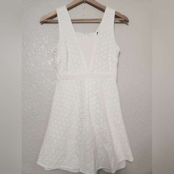 Love Reign Jr Women's White Fit & flare Eyelet Sleeveless dress Small Short - Picture 1 of 11